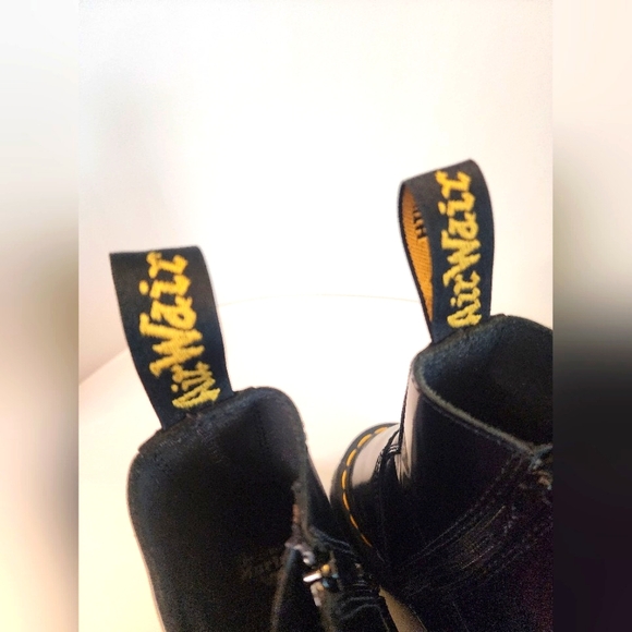 Dr. Martens Black Leather Boots for Men - Picture 5 of 16